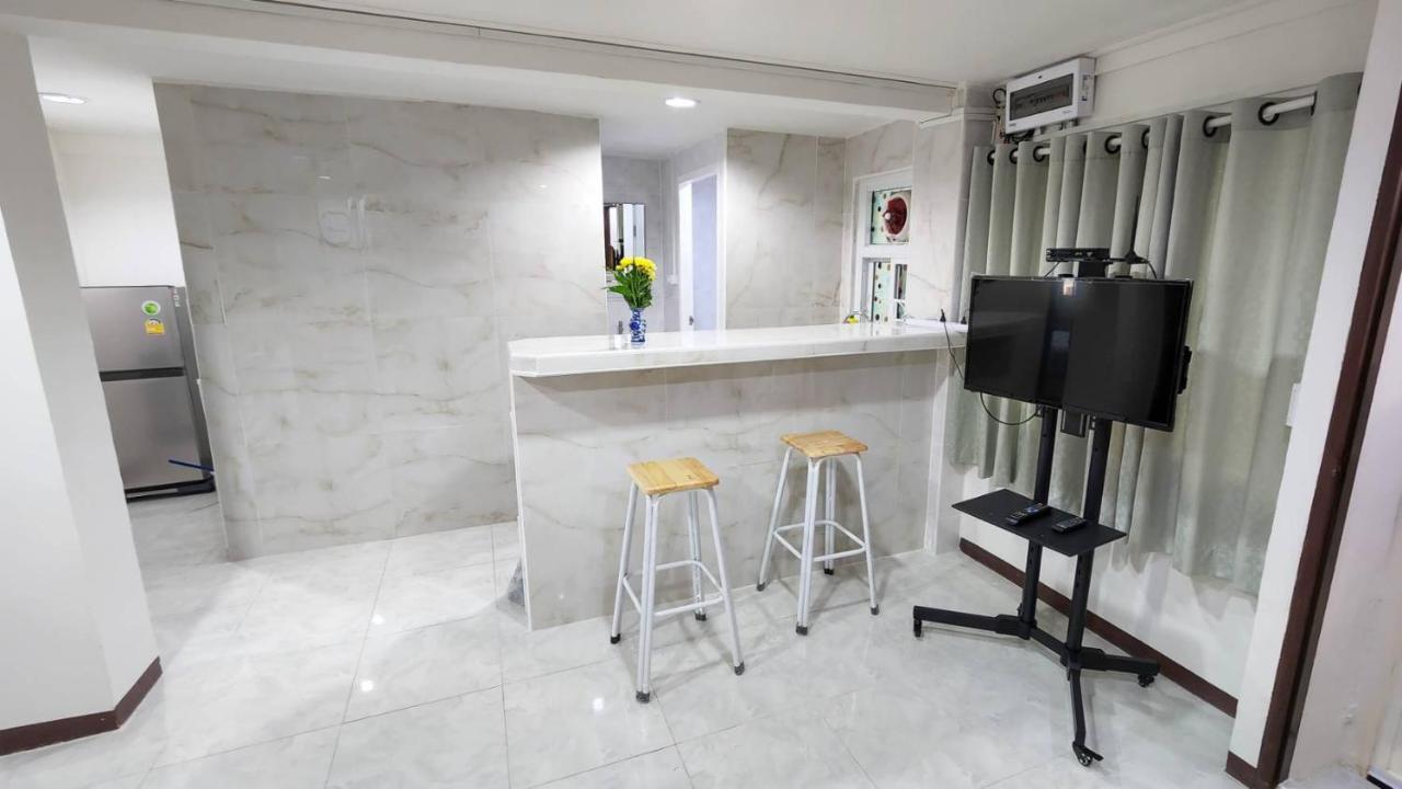 Apartment A4 Dindaeng Bangkok Exteriör bild